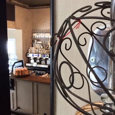 לינה וארוחת בוקר Aebis 4*